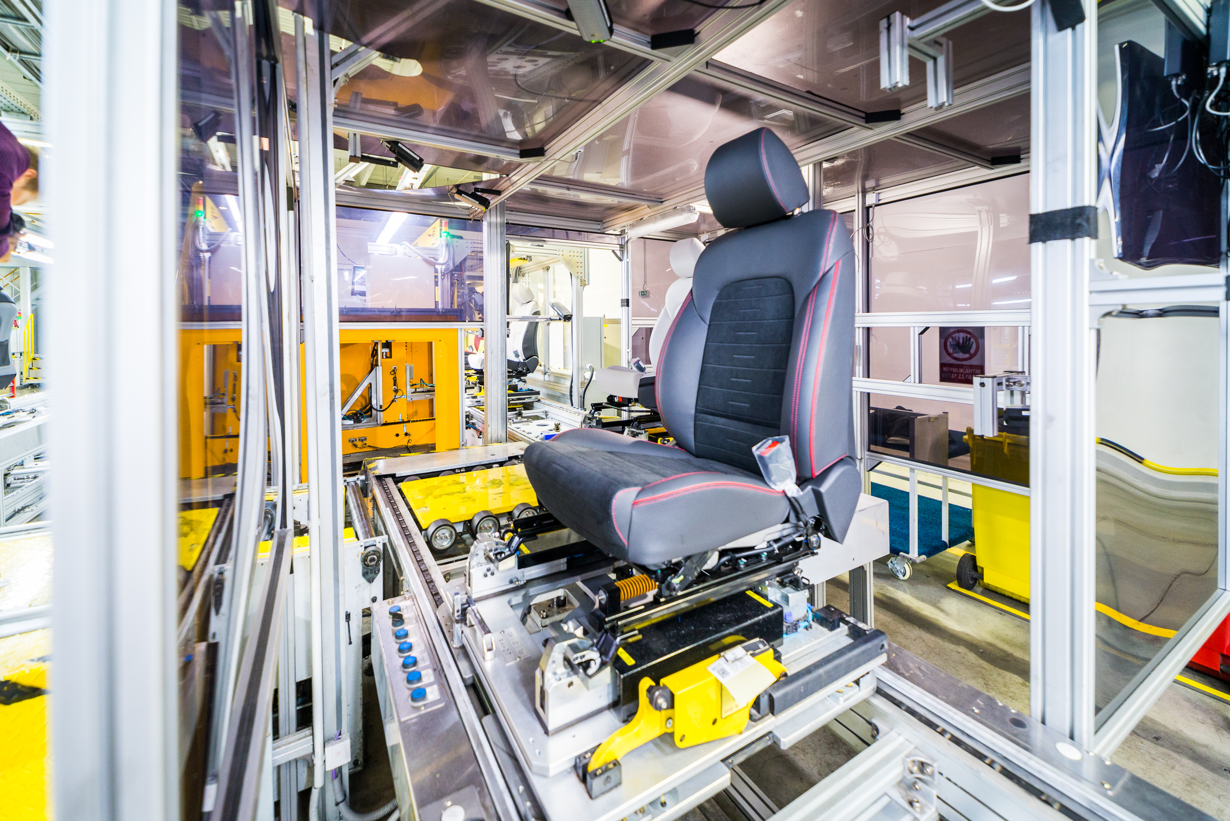 Kontrolu kvality provádí několik kamer. Výsledky vyhodnocuje neuronová síť.