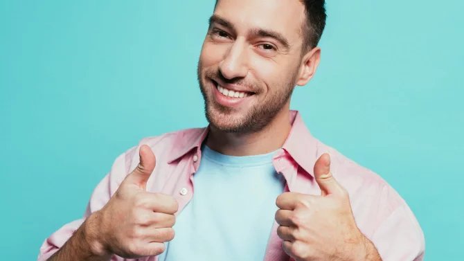 7.6.24 2x / palec nahoru, top, plus, muž