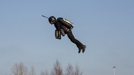 Náhledový obrázek - Žádný strach, letí pro vás superman. NATO otestovalo tryskový batoh při cvičné záchranné misi