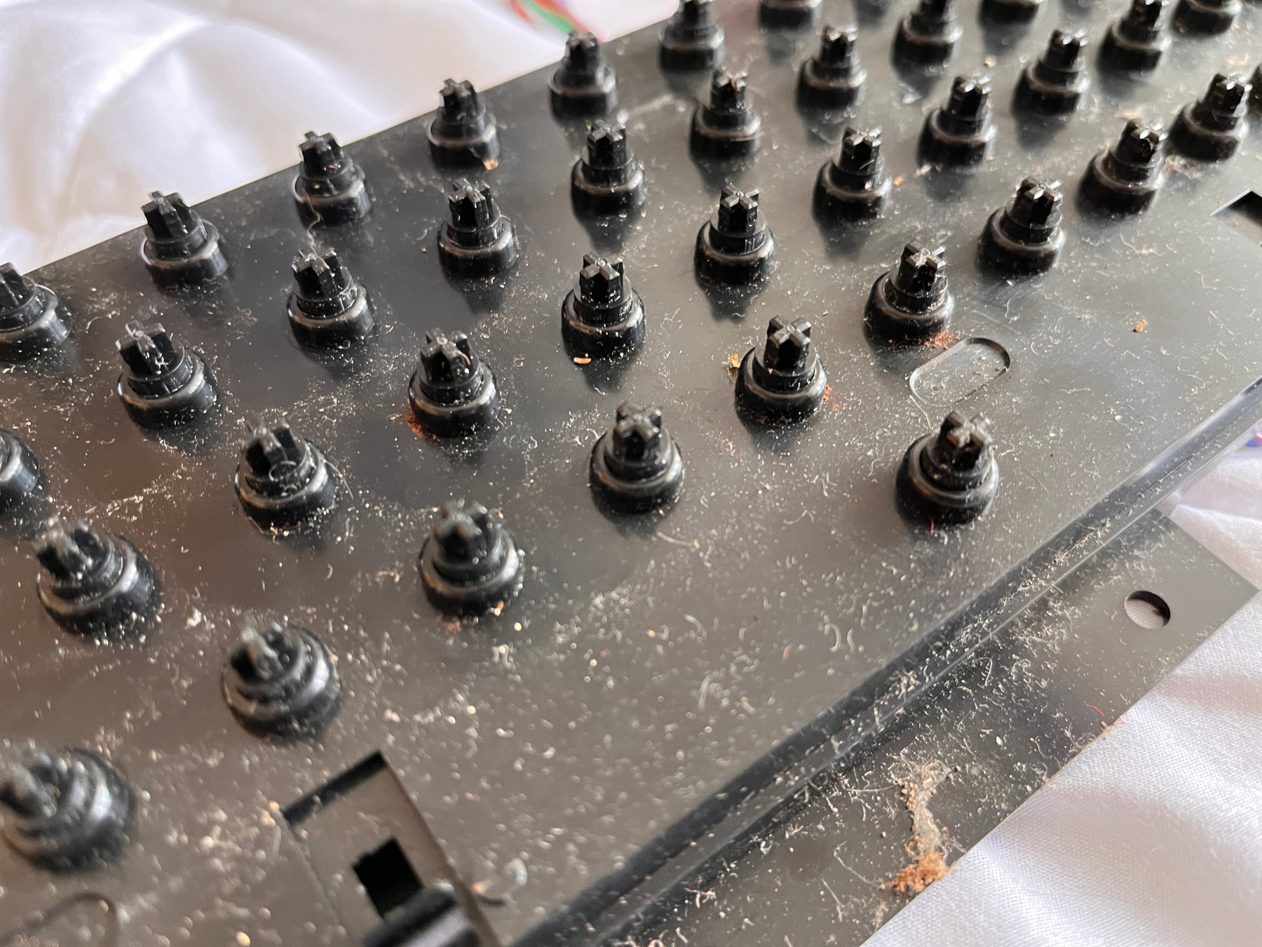 Detail na desku klávesnice v původním stavu.