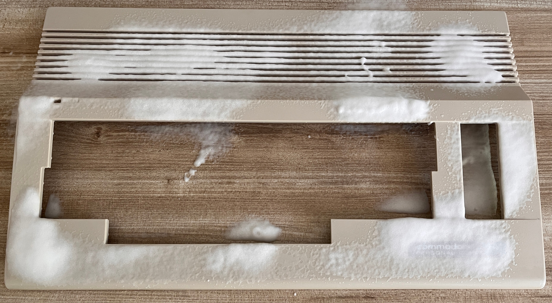 Vrchní díl krytu ve finální údržbě pěnou.