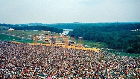 Náhledový obrázek - Woodstock pohledem financí: pořadatelé prodělali kalhoty, stánek s hamburgery lidé kvůli jejich ceně zapálili