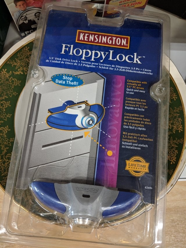 Chraňte svou disketovou mechaniku před vetřelci… ale moment!