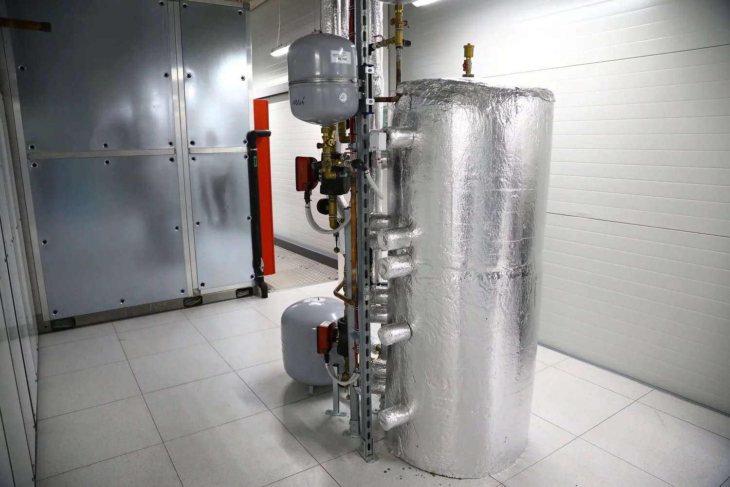 Bojler s nahřátým médiem pro předehřev dieselů.