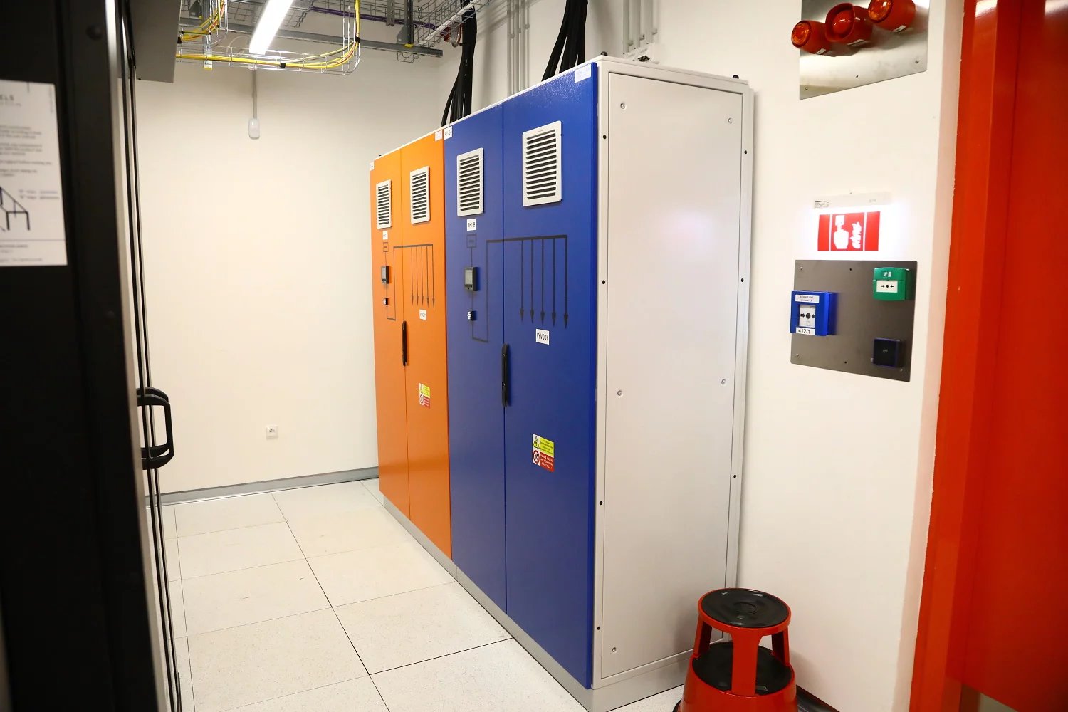 Tady se potkávají dvě napájecí větve: oranžová a modrá.