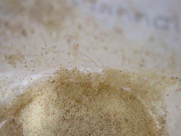 AHOLD, Brno: celkem 7 druhů mouky a krupice - uvnitř balení potravin byla zjištěna přítomnost škůdců. Na regálových policích byl taktéž zjištěn výskyt škůdců a stop po jejich činnosti (pavučinky).