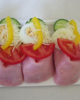 Šunkový chlebíček. Kategorie: Nebezpečné potraviny. Nevyhovující parametr: Salmonella. Ve výrobku byla prokázána přítomnost Salmonella sp., tyto mikroorganismy způsobují onemocnění salmonelózu. Výrobce / Místo kontroly: Ludovít Sitár, Vimperk