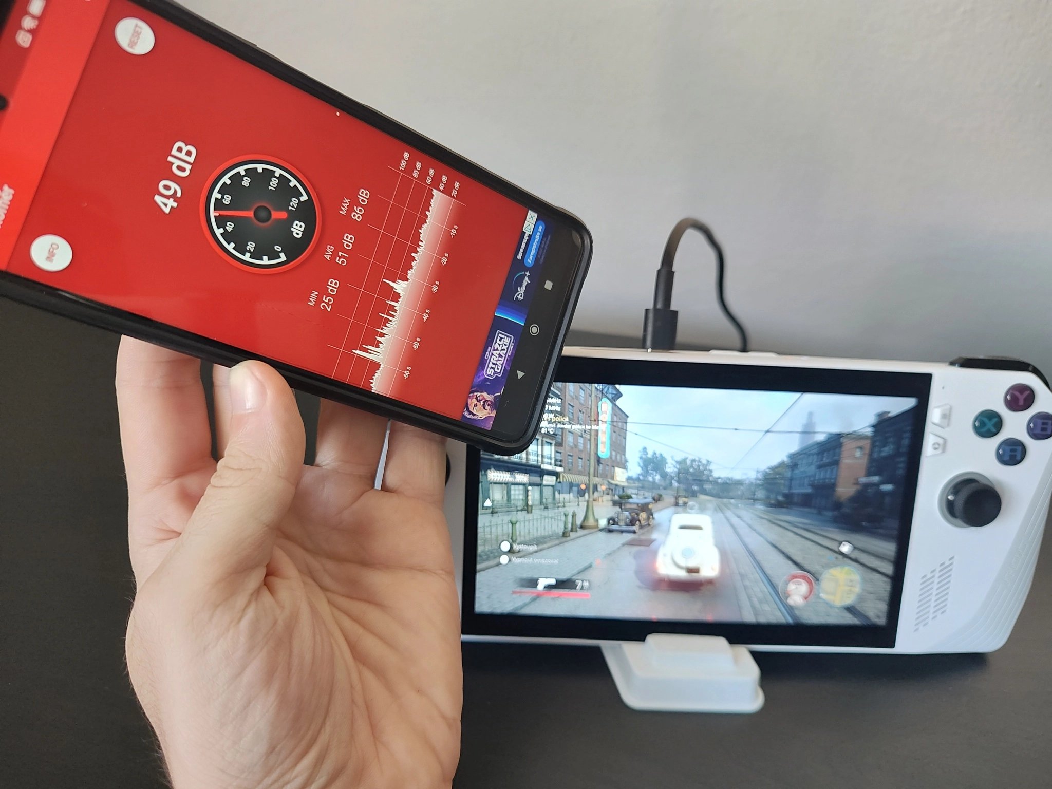 V zátěži dokáže konzole vytáhnout i přes 45 dB