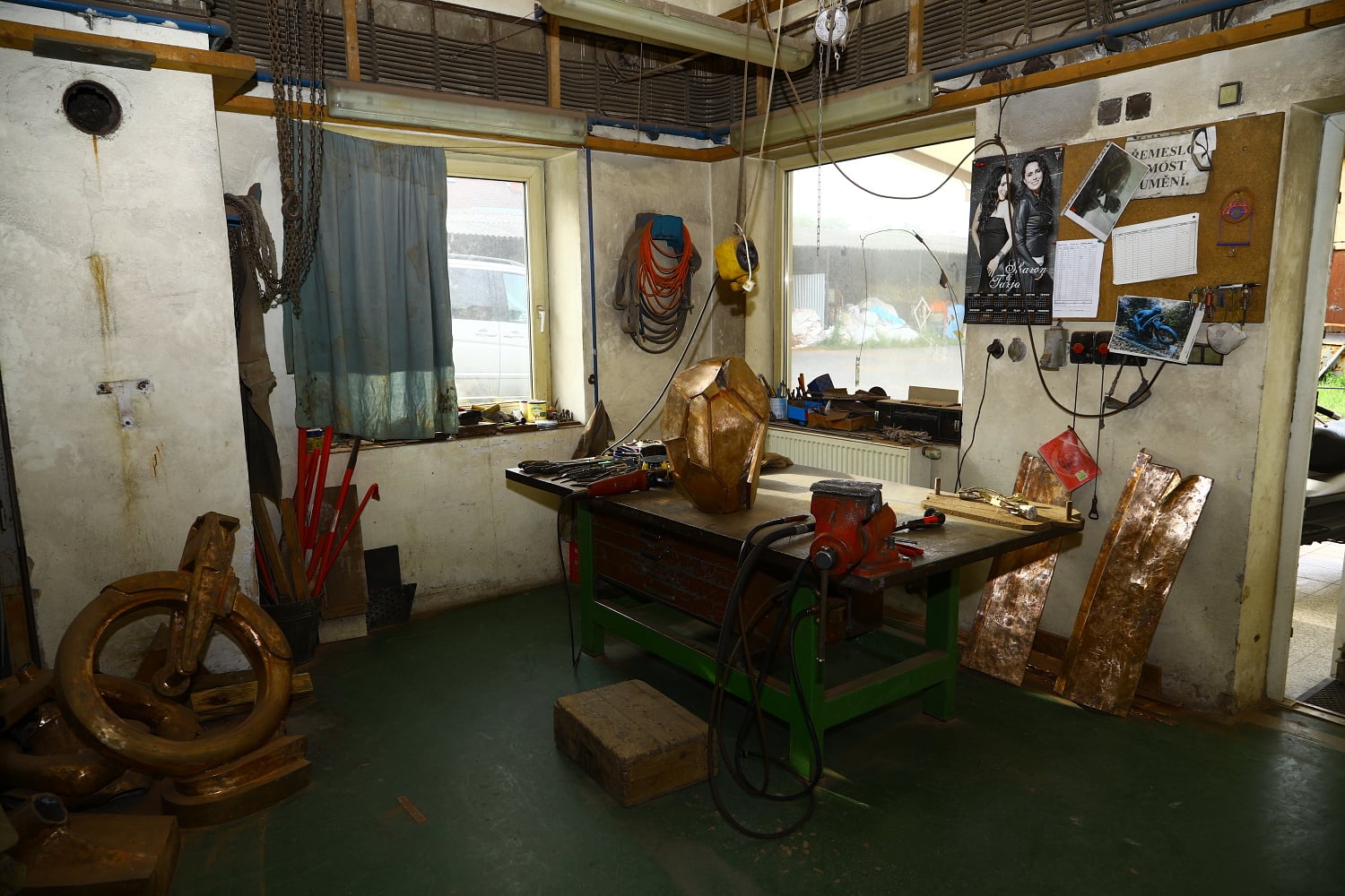 Stará Huť má staletou tradici a je věrná starému řemeslu.