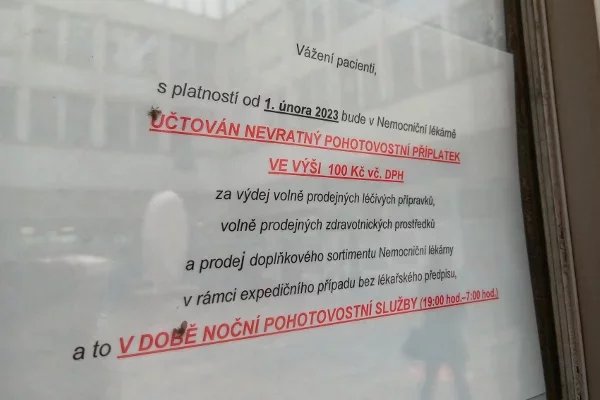 V jedné z lékáren v areálu FN v Motole od února 2024 vybírají k nákupu volně prodejných léků a doplňků stravy stokorunový poplatek. Ten zákazník zaplatí jen v době, kdy má lékárna noční pohotovost.