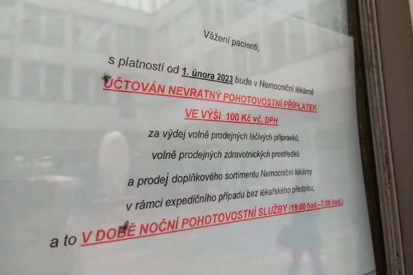 V jedné z lékáren v areálu FN v Motole od února 2024 vybírají k nákupu volně prodejných léků a doplňků stravy stokorunový poplatek. Ten zákazník zaplatí jen v době, kdy má lékárna noční pohotovost.