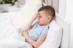 Zejména v počátcích rozvoje mozkové příhody mohou být neurologické symptomy nevýrazné a podceněné. Mohou se projevovat ve změně chování, zhoršené artikulaci, v poruše rovnováhy a chůze. Vysoce varovným signálem je oslabení hybnosti končetin, porucha citlivosti, pokleslý koutek úst, asymetrie zornic, porucha vědomí, epileptický záchvat.  Rovněž náhlá bolest hlavy a zvracení mohou být projevem akutní CMP.