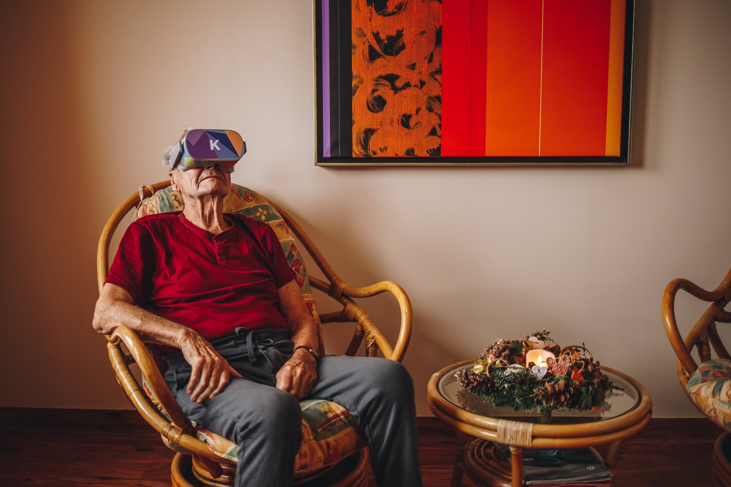 Senior s nasazeným headsetem Kaleido.