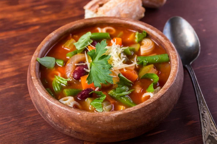 Na zeleninu a luštěniny bohatá polévka minestrone