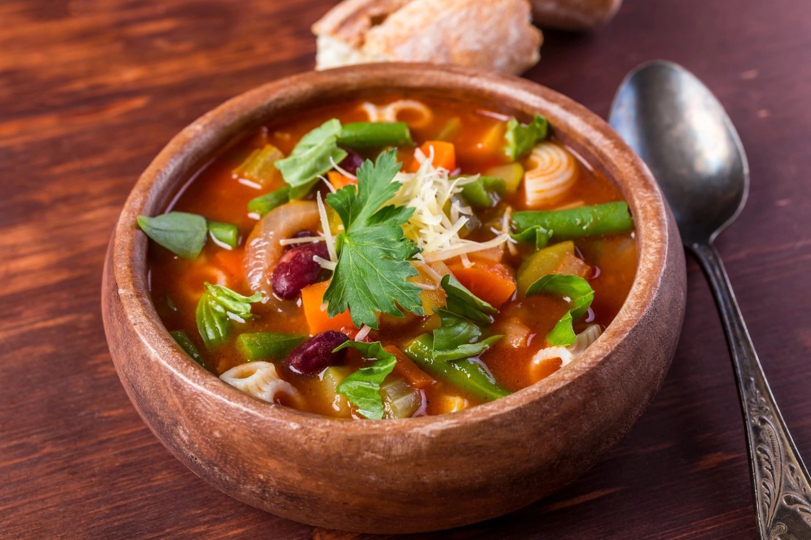 Na zeleninu a luštěniny bohatá polévka minestrone