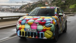 Náhledový obrázek - Škoda pustila do běžného provozu pestrobarevný elektromobil Epiq. Zákazníci ho vezmou útokem