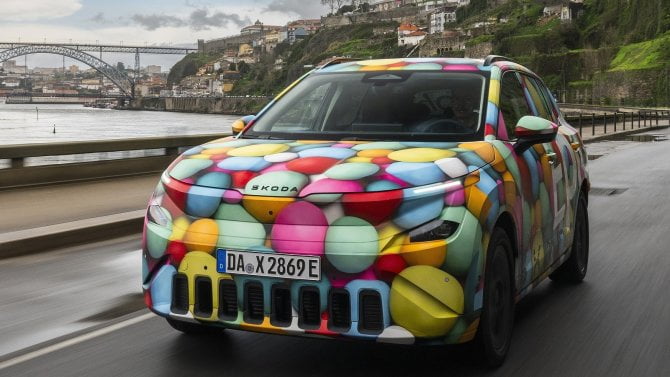 Škoda pustila do běžného provozu pestrobarevný elektromobil Epiq. Zákazníci ho vezmou útokem