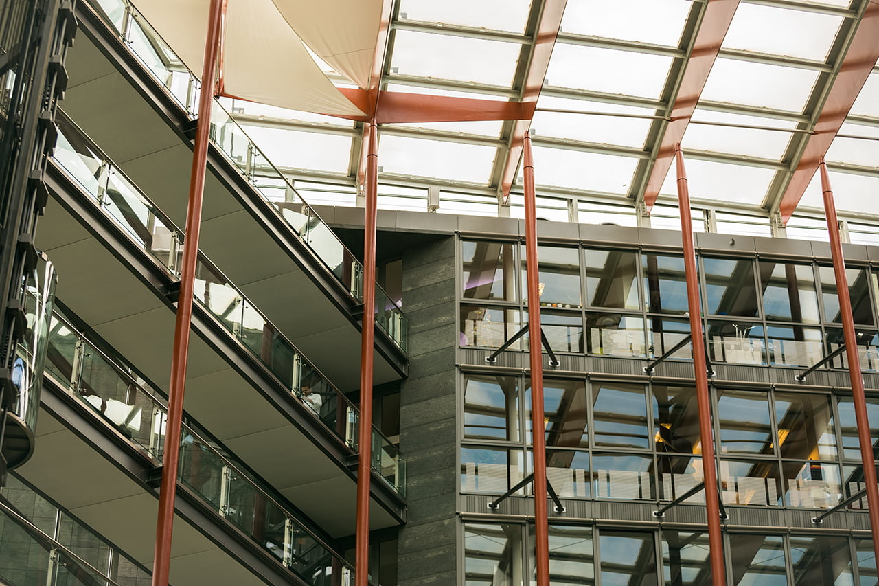 Administrativní budova v pražském Karlíně také ukrývá antény. Jsou schované v konstrukci atria a slouží i k pokrytí sousedních budov.