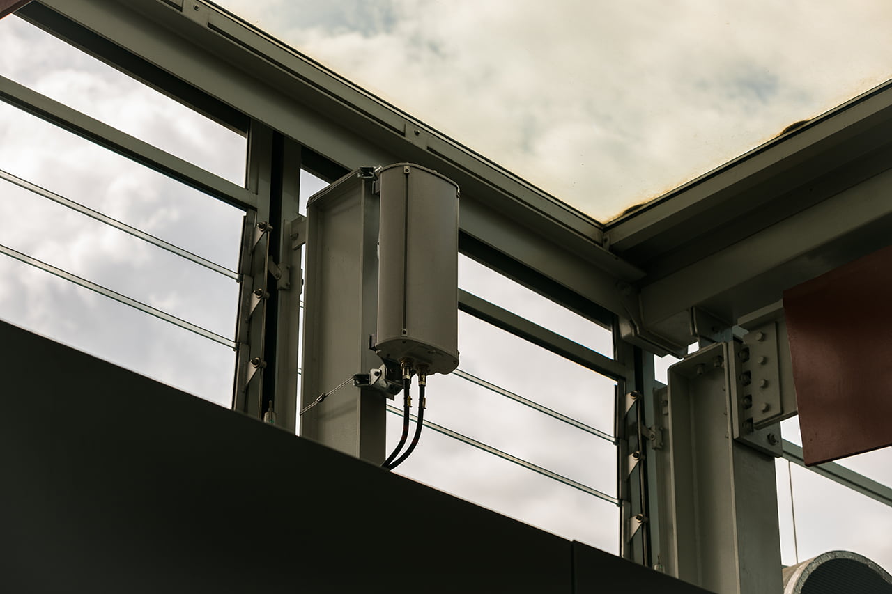 Administrativní budova v pražském Karlíně také ukrývá antény. Jsou schované v konstrukci atria a slouží i k pokrytí sousedních budov.