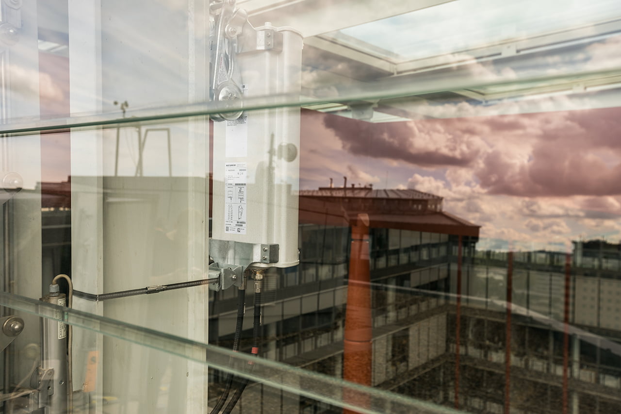 Administrativní budova v pražském Karlíně také ukrývá antény. Jsou schované v konstrukci atria a slouží i k pokrytí sousedních budov.