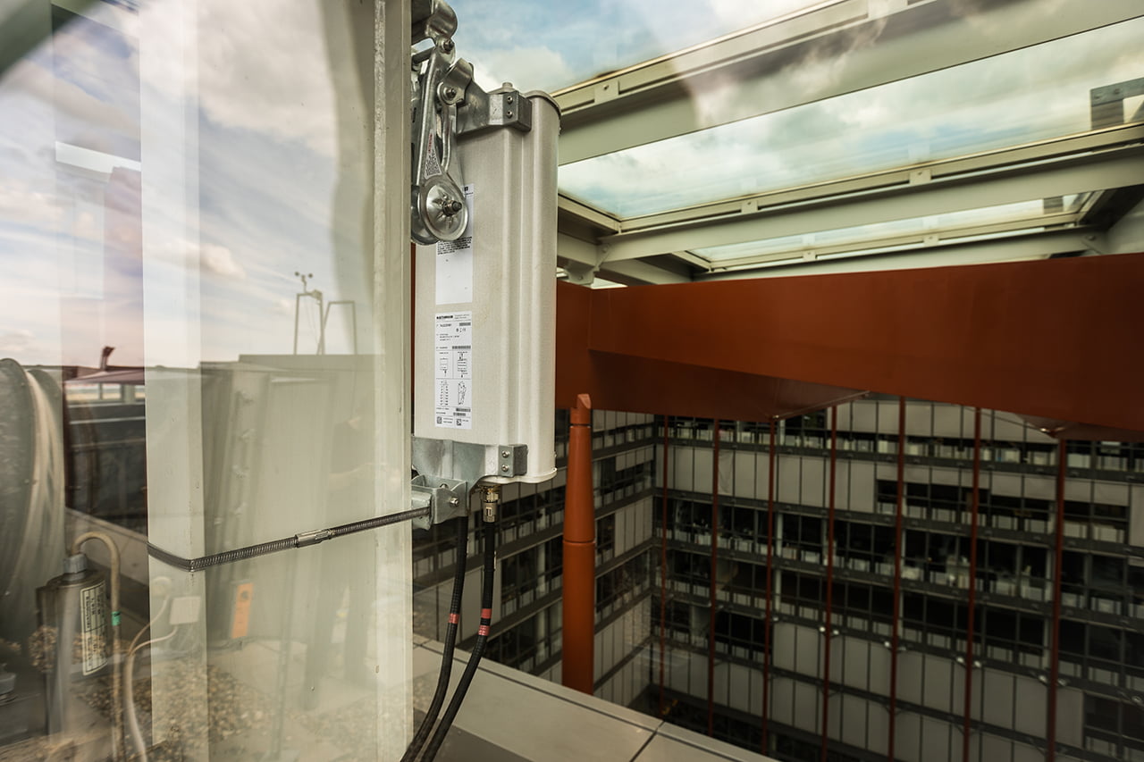 Administrativní budova v pražském Karlíně také ukrývá antény. Jsou schované v konstrukci atria a slouží i k pokrytí sousedních budov.