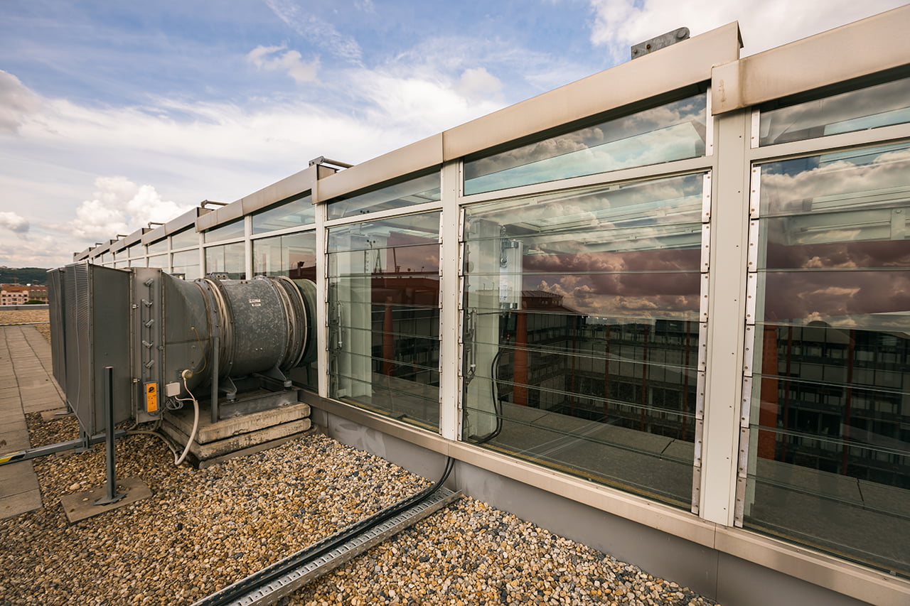 Administrativní budova v pražském Karlíně také ukrývá antény. Jsou schované v konstrukci atria a slouží i k pokrytí sousedních budov.