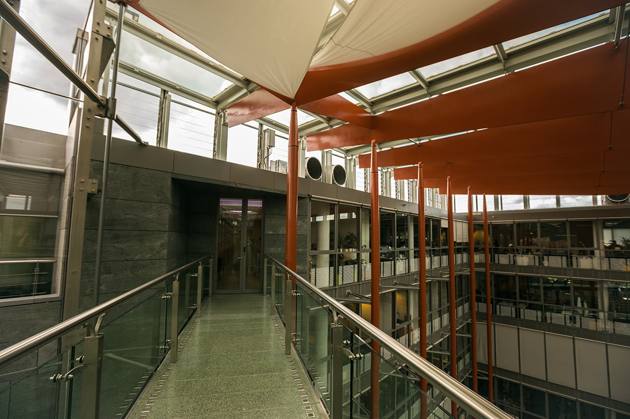 Administrativní budova v pražském Karlíně také ukrývá antény. Jsou schované v konstrukci atria a slouží i k pokrytí sousedních budov.