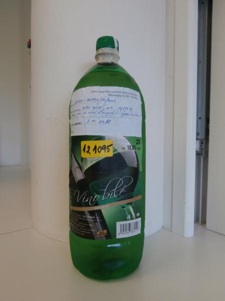 Bílé víno bylo falšováno přídavkem vody. Vůně po nežádoucích biologických procesech, chuť po nežádoucích mikrobiologických procesech a myšině.