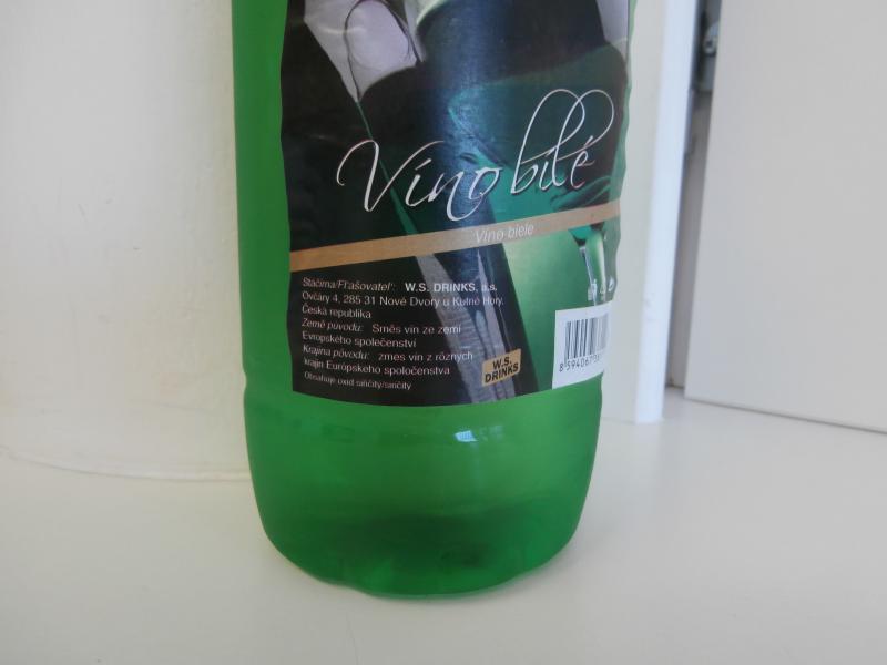 Bílé víno bylo falšováno přídavkem vody. Vůně po nežádoucích biologických procesech, chuť po nežádoucích mikrobiologických procesech a myšině.