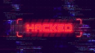 Nápis hacked na počítačovém kódu