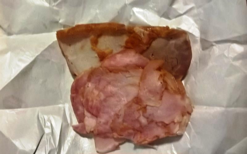 RAPO BRNO, Kuřim: Zauzená rolovaná plec - výrobek zapáchal po kažení. Povrch byl oslizlý, lepkavý a netypicky svraštělý.