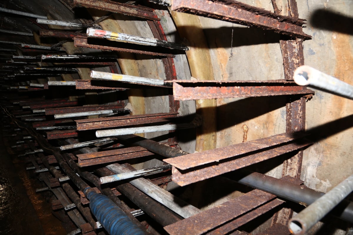 Optika i metalika 20 metrů pod zemí. Kolektor CETINu