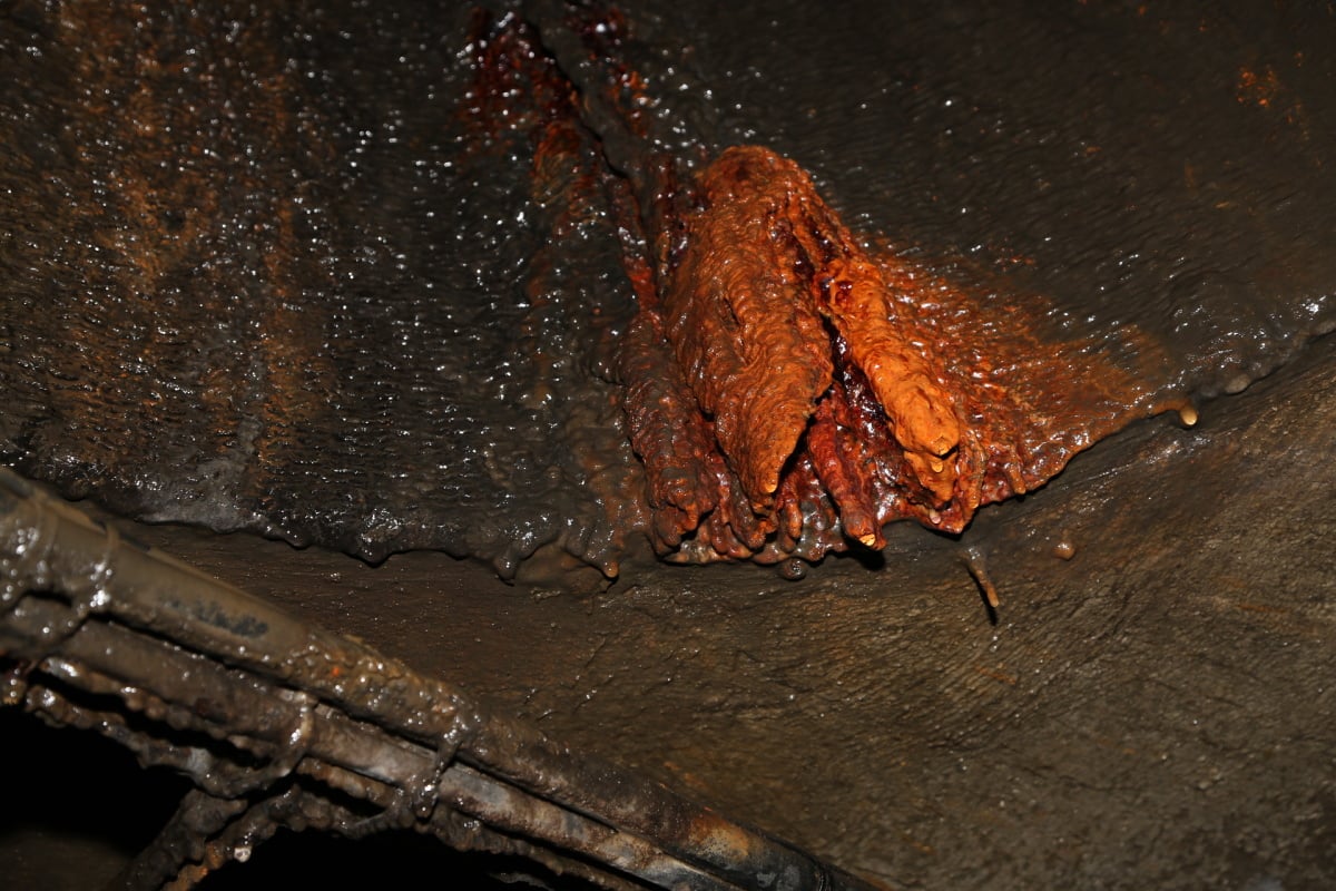 Voda plná usazenin tady tvoří krápníková díla.