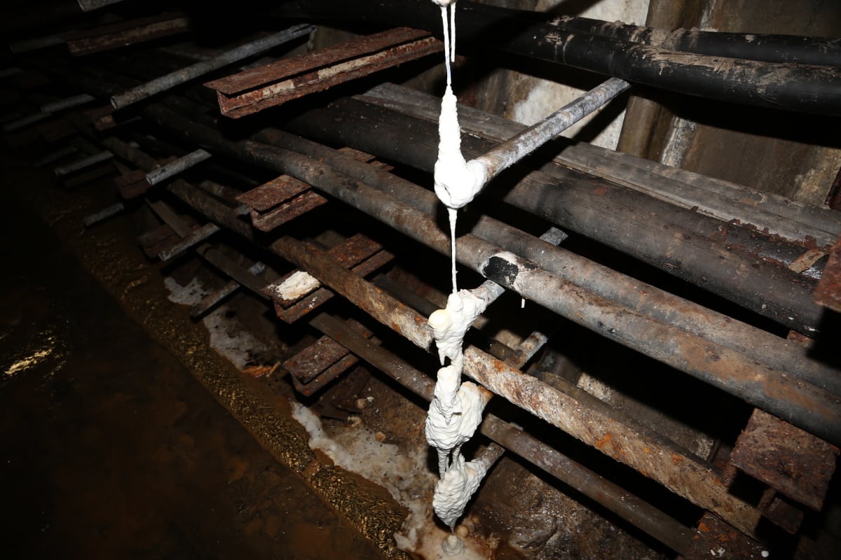 Když si ale nějaký ten krápníček odnesete na povrch, po vyschnutí se vám rozpadne.