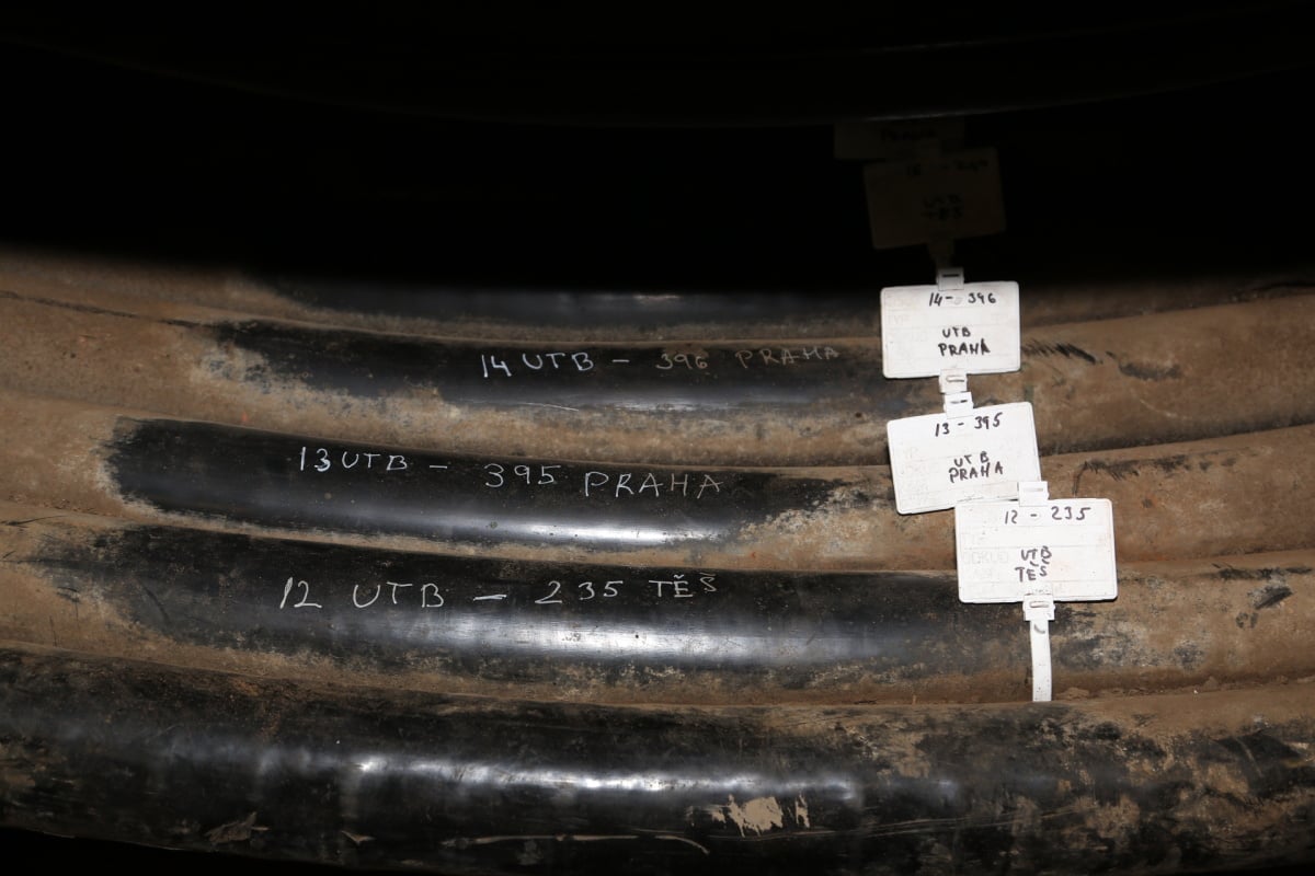 Kabelů tu najdete hodně - od optických až po ty metalické.