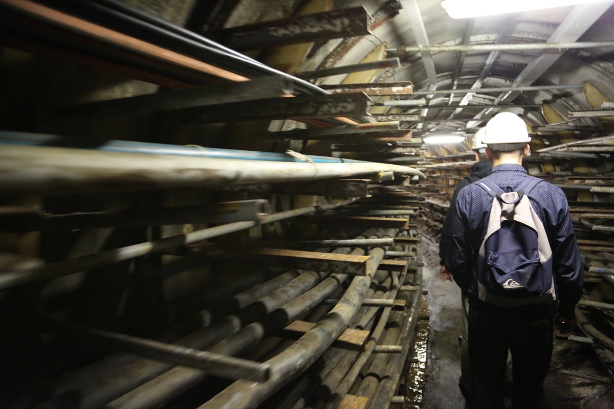 Bez ochranné přilby vás sem nepustí. A předem doporučují vzít si nepromokavou obuv. "Jedna paní nám sem přišla v balerinkách," směje se náš průvodce podzemím, František Máca.