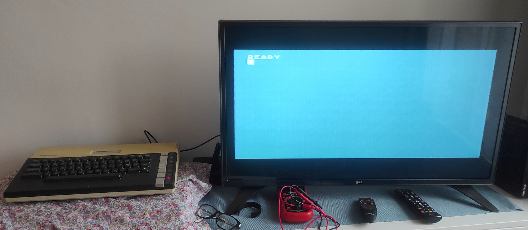 První test počítače, obrazovka READY na začátku působí velmi optimisticky.