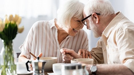 Seniorům sex svědčí, prospívá mozku, srdci i imunitě. A většina z nich o něj stojí