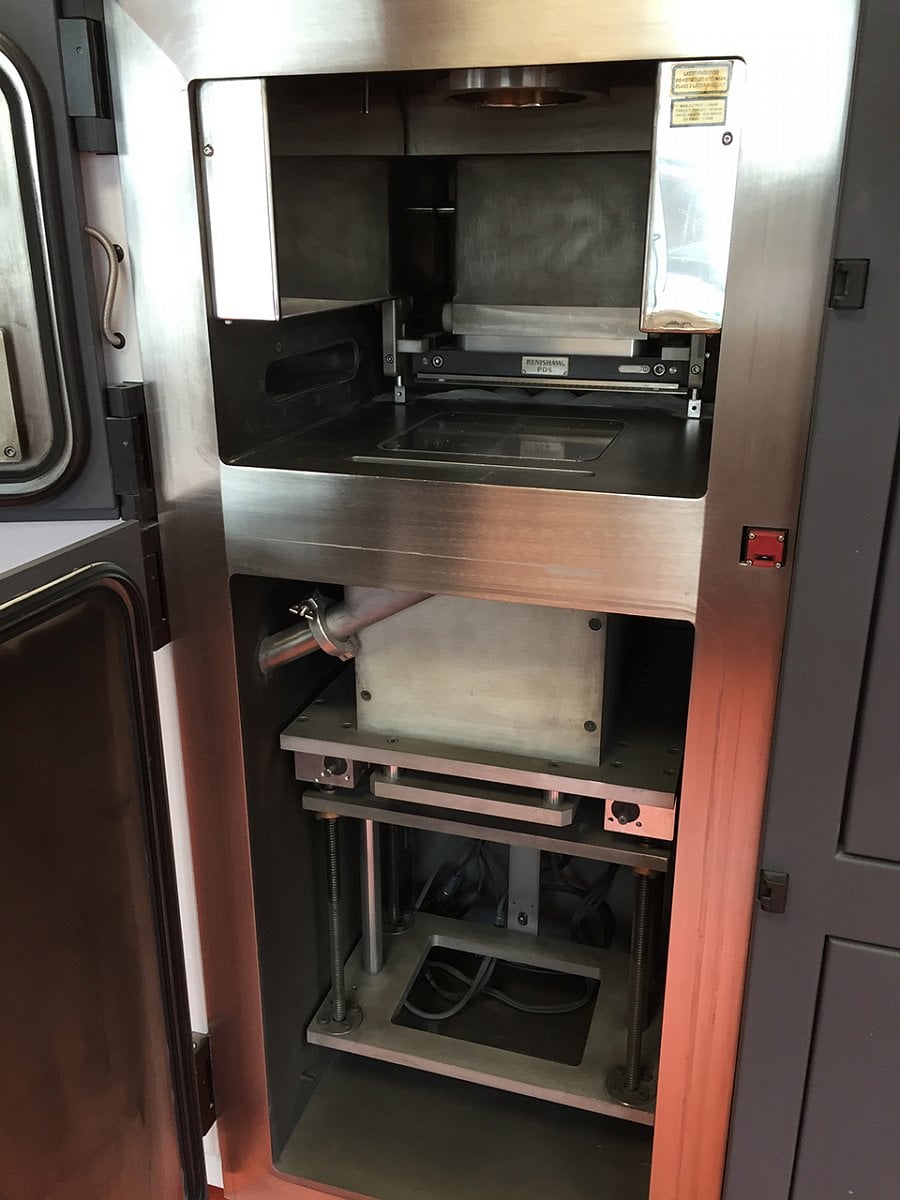 Vnitřek s posouvací základovou deskou.