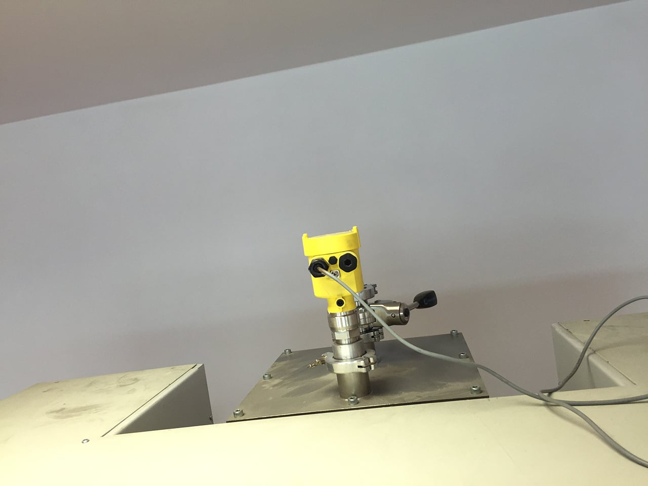 Vrchní plnění práškovou náplní.