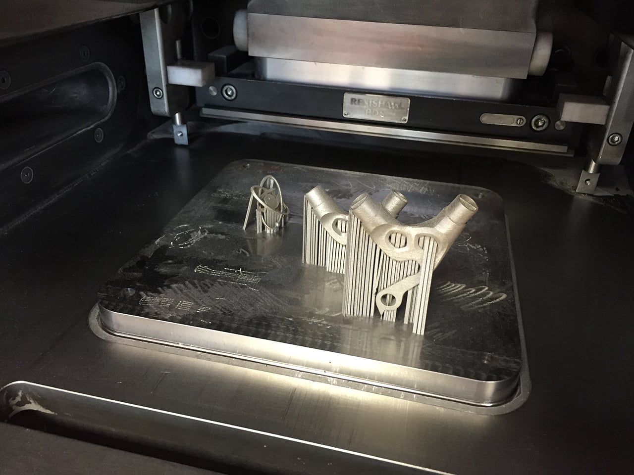 Vytisknuto. Podpory jsou jasně viditelné.