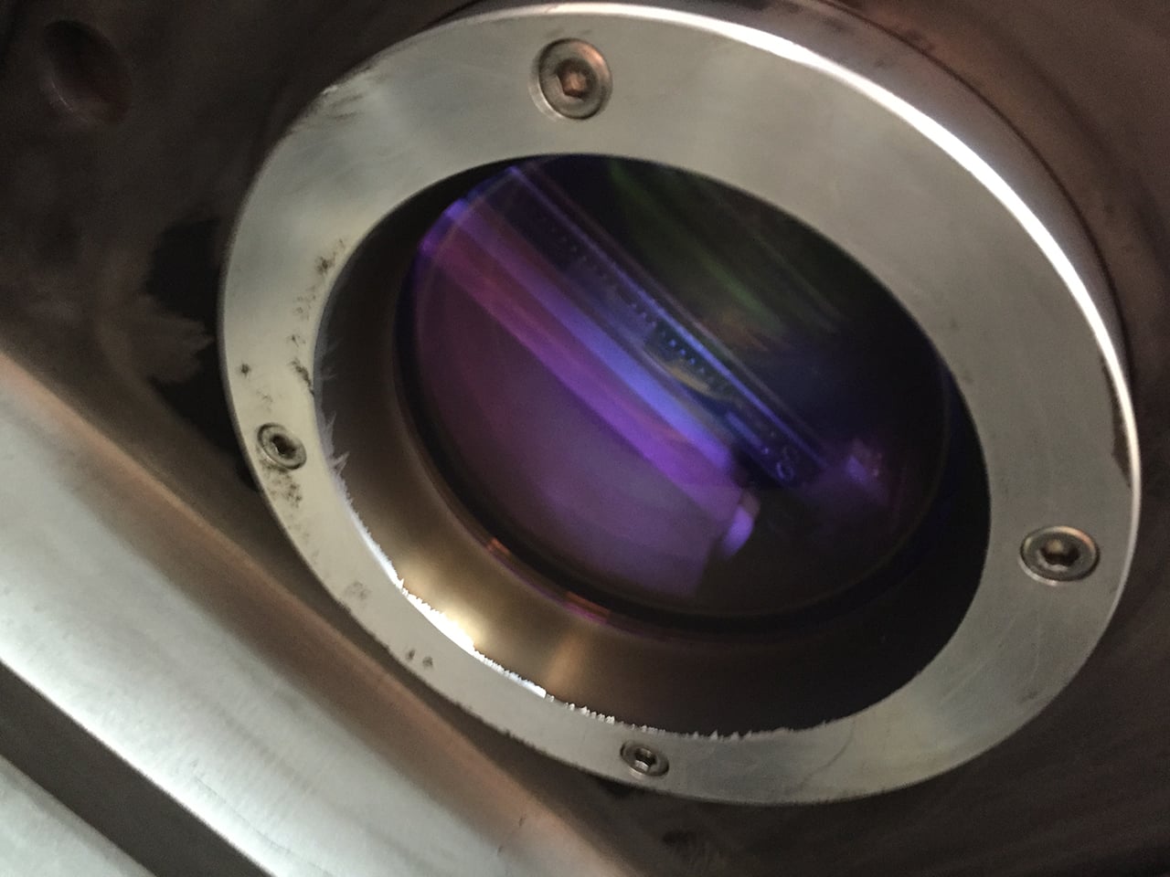 Za sklem se nachází tavící laser.