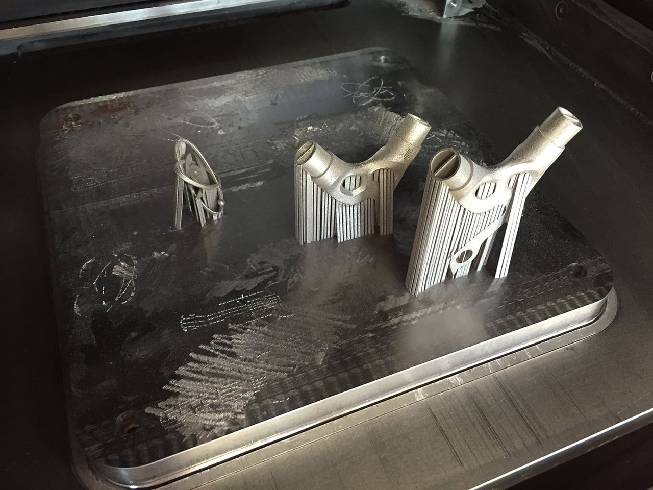 Tiskne se na posouvající základovou desku. Nepotřebuje žádné ošetření.