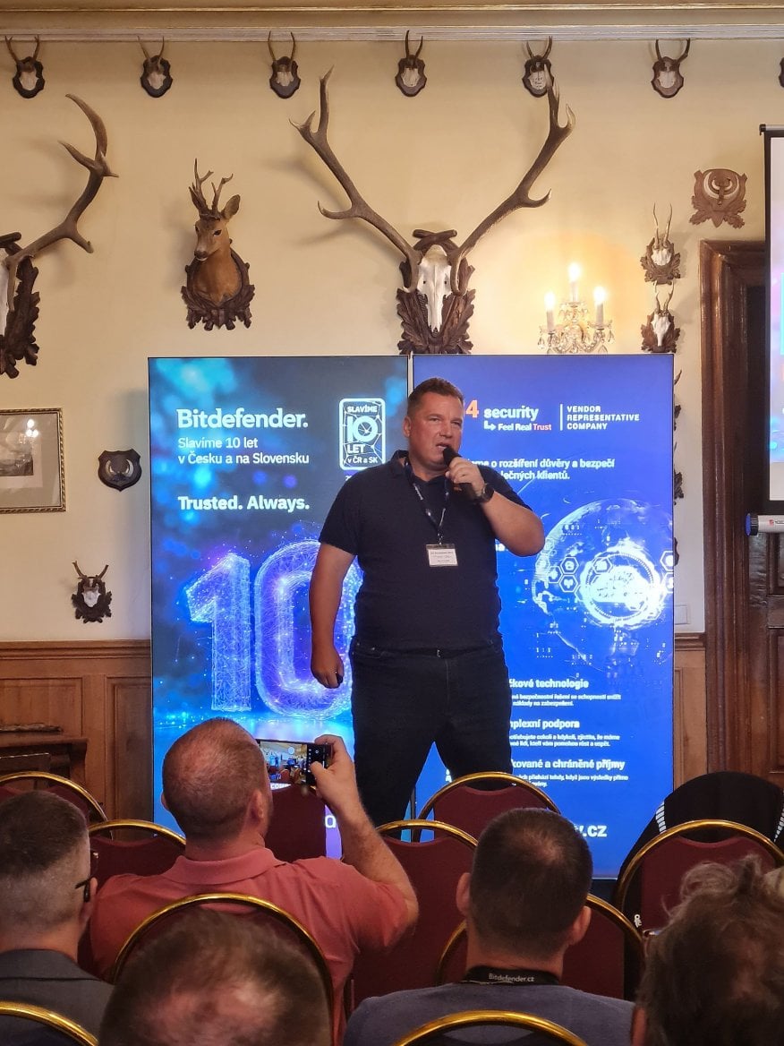 Muž na obrázku René Pospíšil, šéf IS4 security, vysvětluje strategii firmy do budoucna