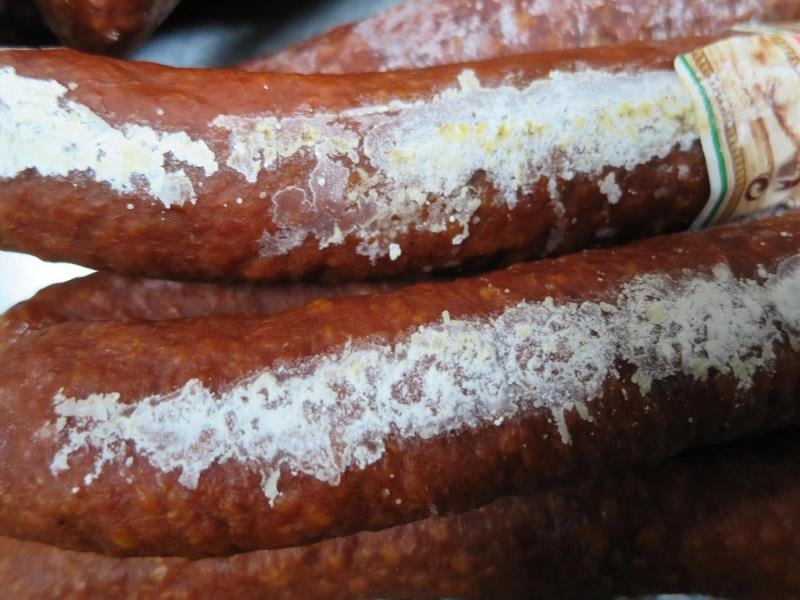 57 nálezů v kategorii nebezpečných potravin. Prodejna PAVEL ADÁMEK, Ústí nad Orlicí, Brdská klobása. Na povrchu výrobku se vyskytovala plíseň bílé barvy. Při kontrole nebyly zjištěny nevyhovující teploty skladování tohoto výrobku. Výrobek měl neznámé datum spotřeby.