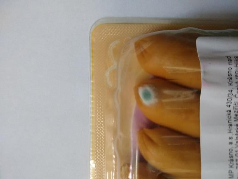 57 nálezů v kategorii nebezpečných potravin.  Potraviny Xuan Canh Dao, Kojetín, VÍDEŇSKÉ párky. Na povrchu výrobku se vyskytovala plíseň, zapáchal po kažení a měl oslizlý a lepkavý povrch. Potravina měla prošlé datum použitelnosti.