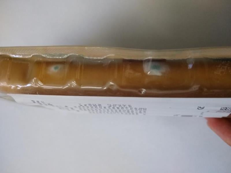 57 nálezů v kategorii nebezpečných potravin.  Potraviny Xuan Canh Dao, Kojetín, VÍDEŇSKÉ párky. Na povrchu výrobku se vyskytovala plíseň, zapáchal po kažení a měl oslizlý a lepkavý povrch. Potravina měla prošlé datum použitelnosti.