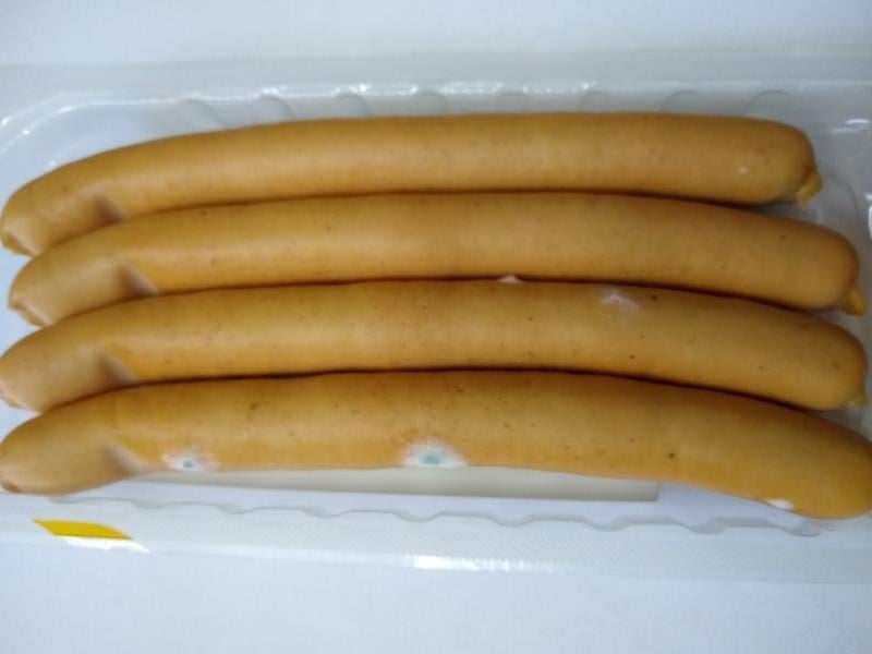 57 nálezů v kategorii nebezpečných potravin.  Potraviny Xuan Canh Dao, Kojetín, VÍDEŇSKÉ párky. Na povrchu výrobku se vyskytovala plíseň, zapáchal po kažení a měl oslizlý a lepkavý povrch. Potravina měla prošlé datum použitelnosti.