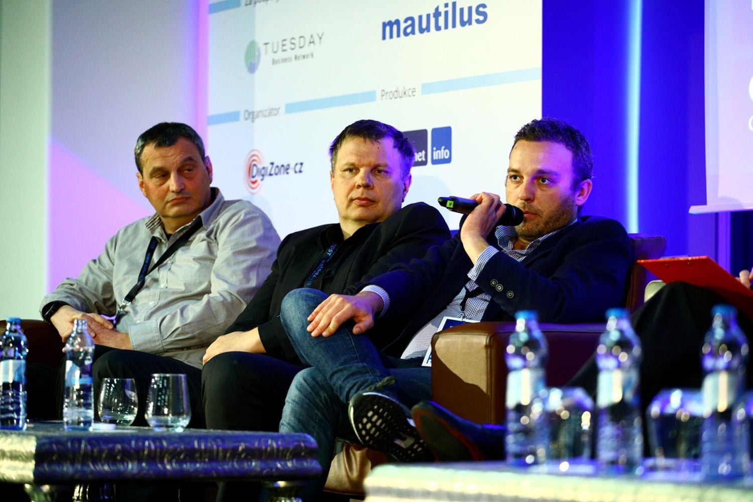 Zdenko Ryšavý, ředitel TC, TV Markíza, vlevo od něj Josef Uher, technický ředitel, CET 21 (Nova).