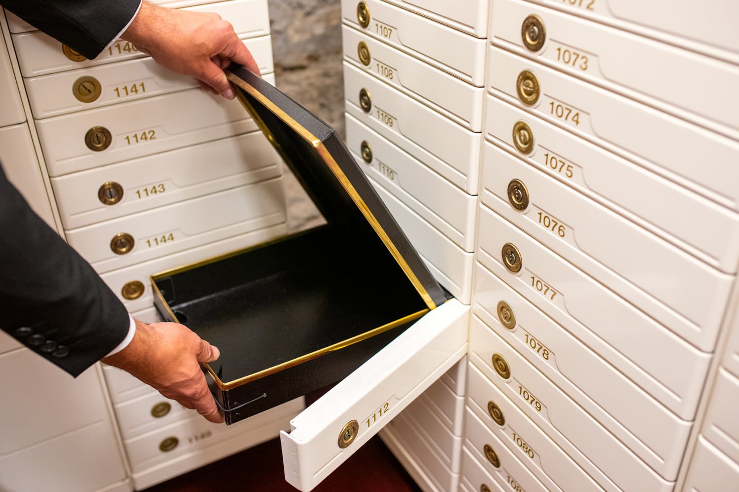 Do pouzdra se uloží věci k úschově a s ním pak míří do bezpečnostní schránky.